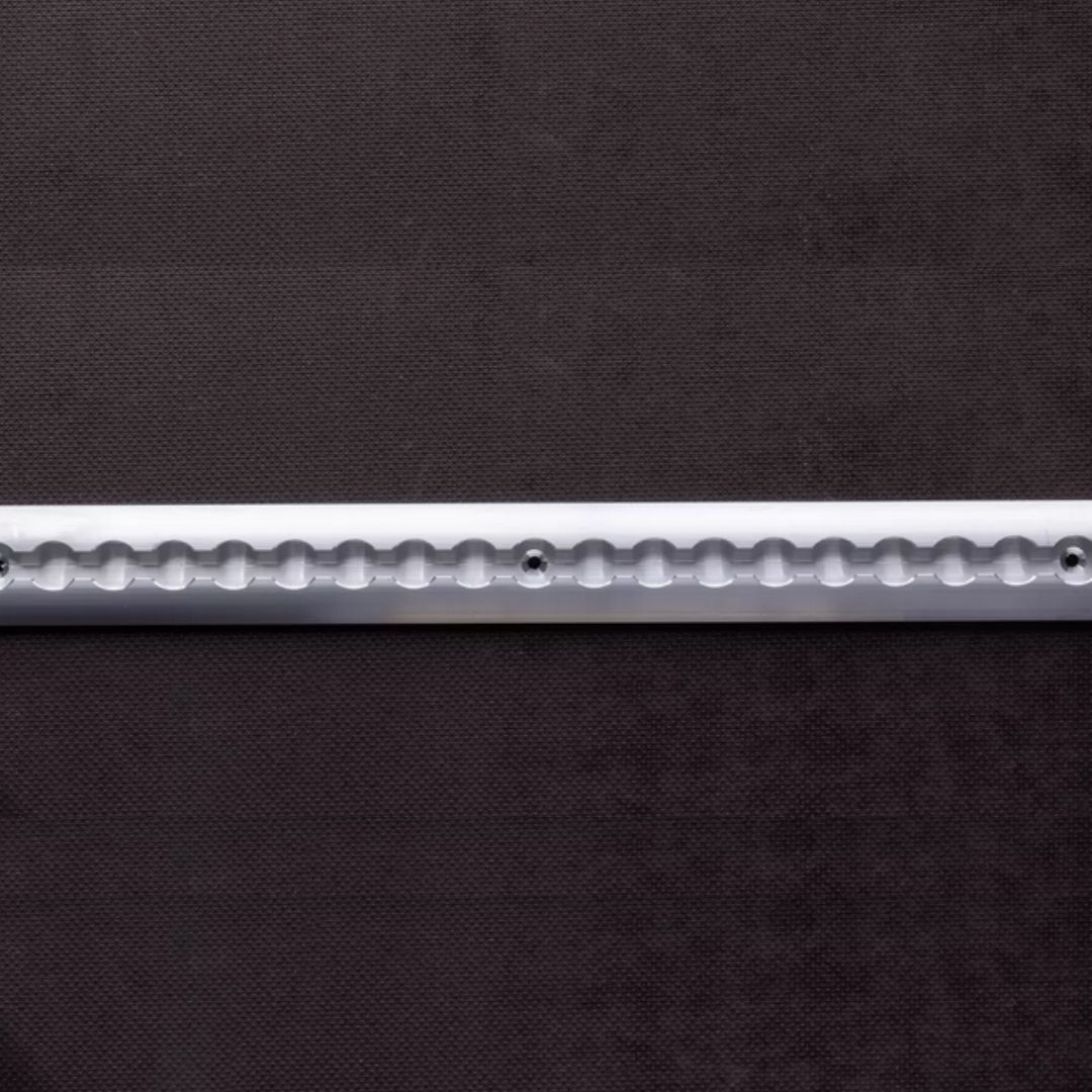 Airlineschiene Standard halbrund montiert an Wand